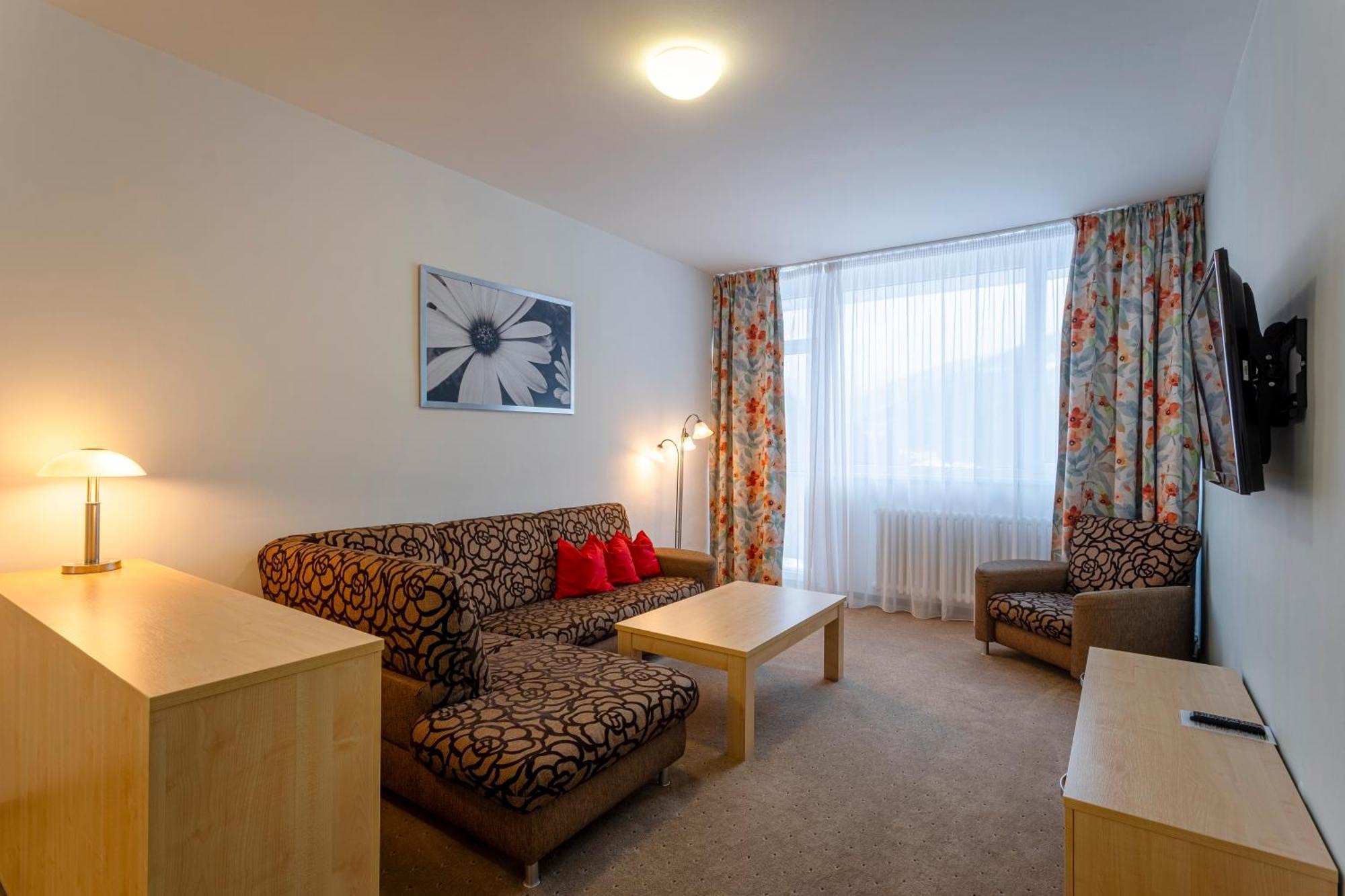 Hotel Behounek Яхимов Екстериор снимка