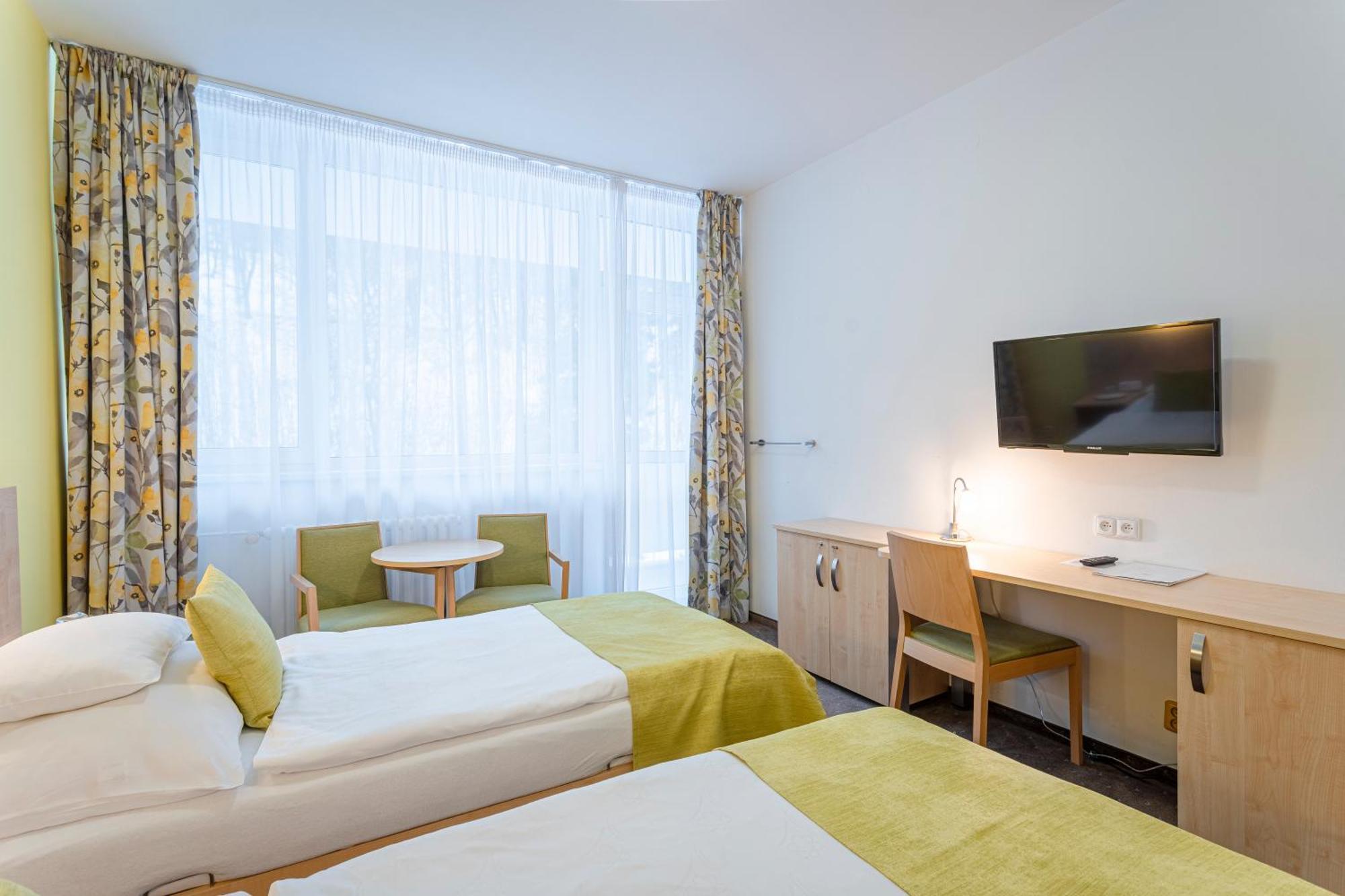 Hotel Behounek Яхимов Екстериор снимка