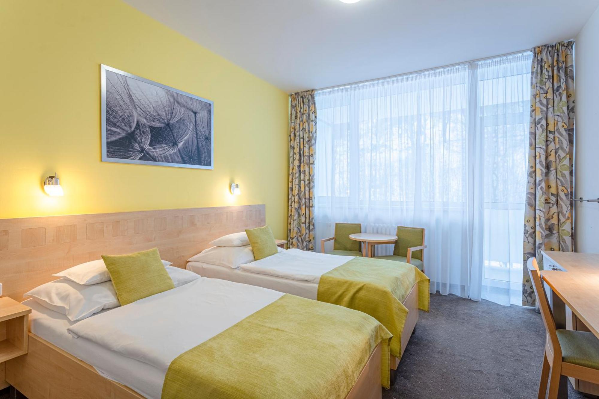 Hotel Behounek Яхимов Екстериор снимка