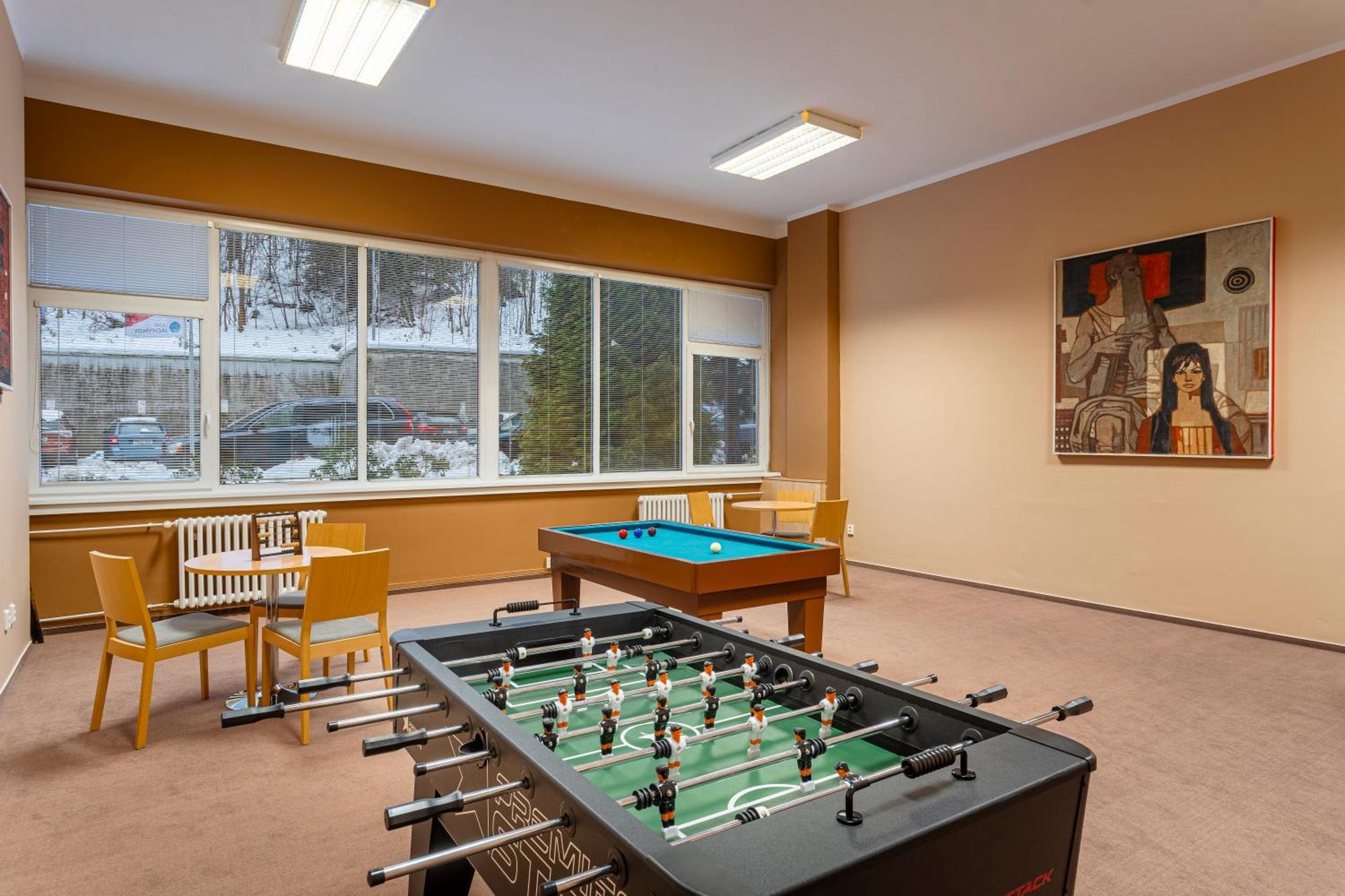 Hotel Behounek Яхимов Екстериор снимка