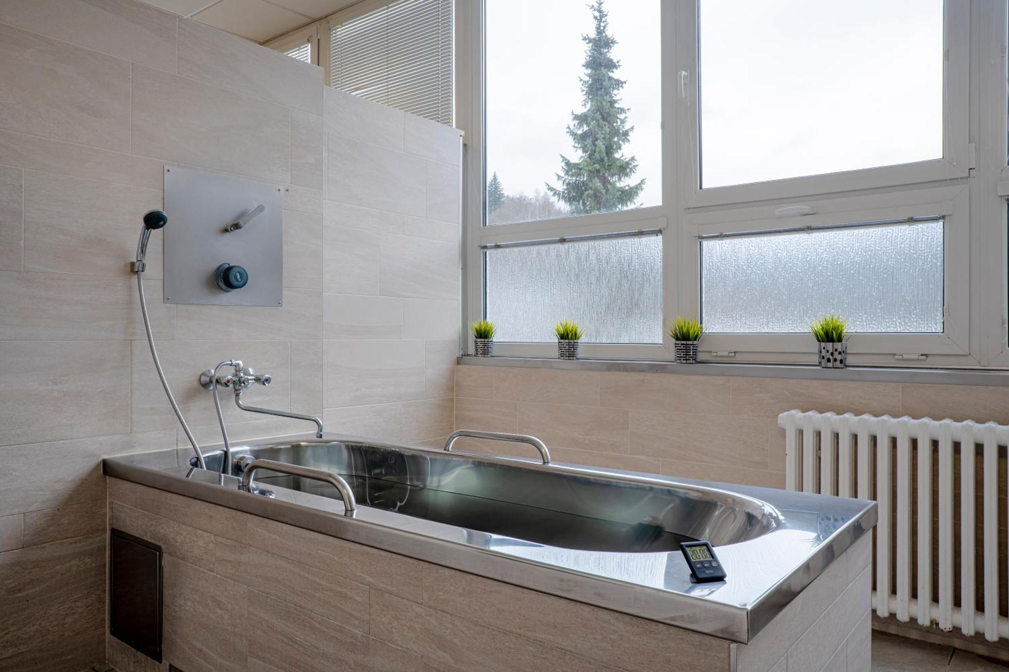 Hotel Behounek Яхимов Екстериор снимка