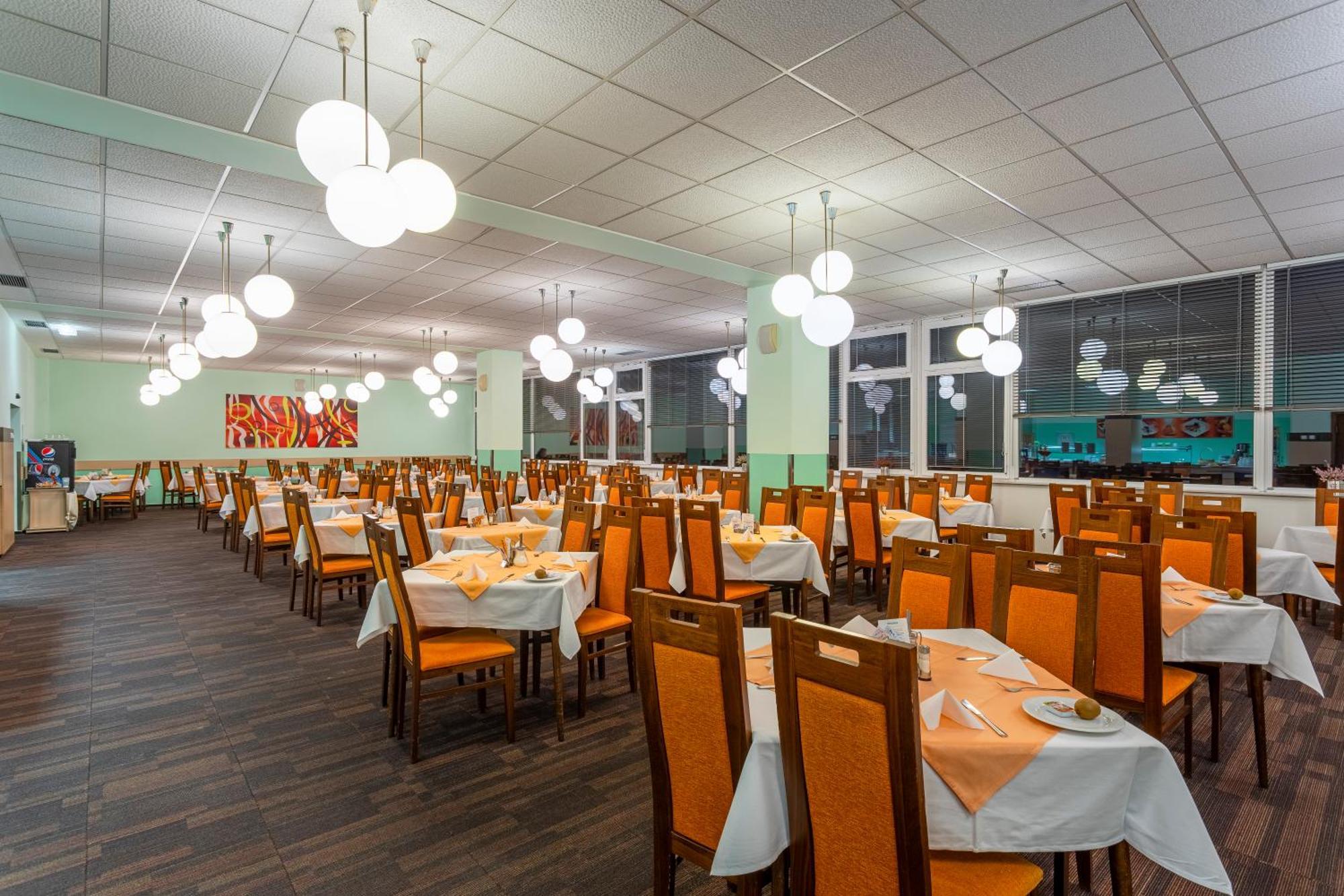 Hotel Behounek Яхимов Екстериор снимка