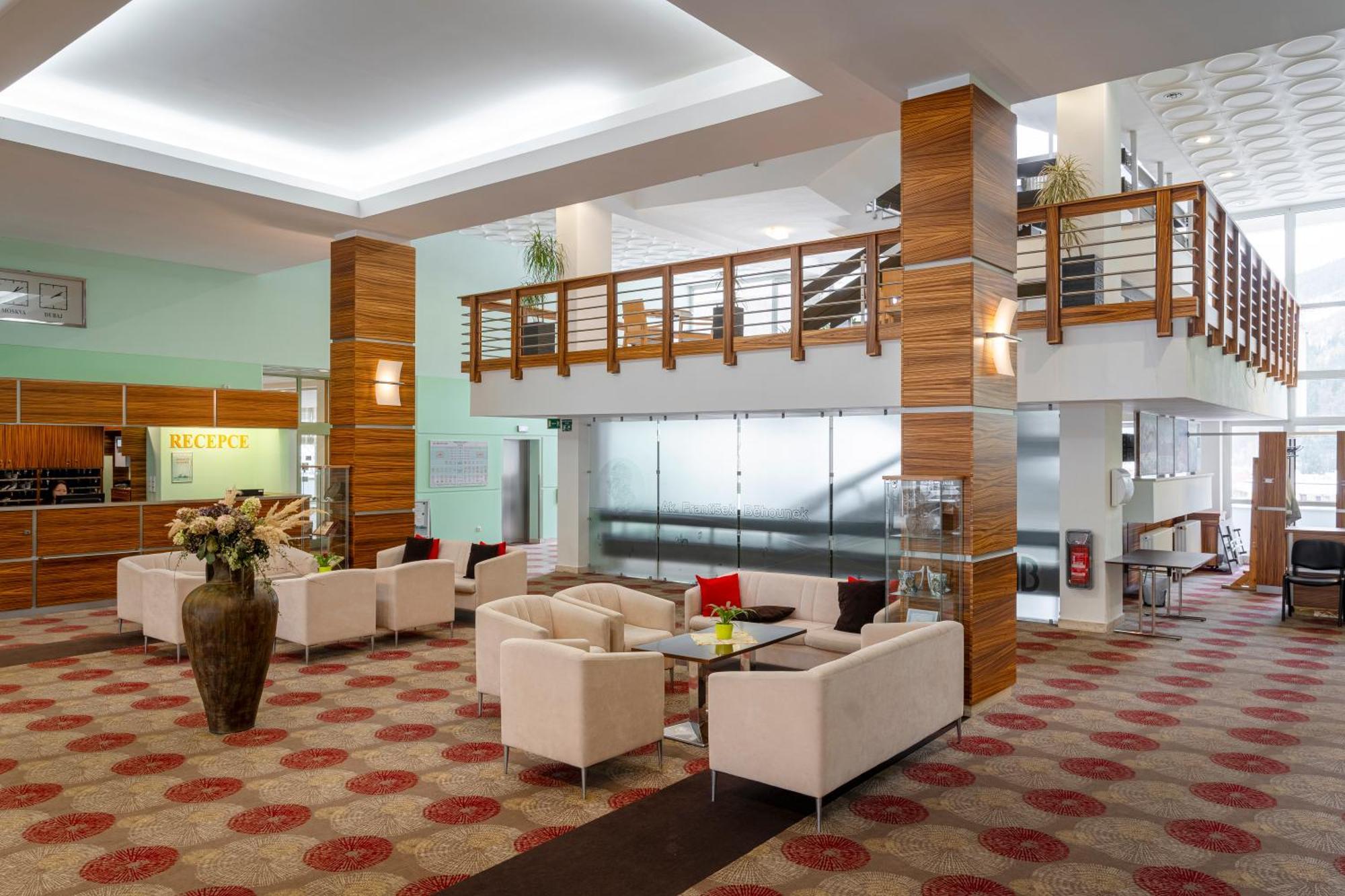 Hotel Behounek Яхимов Екстериор снимка