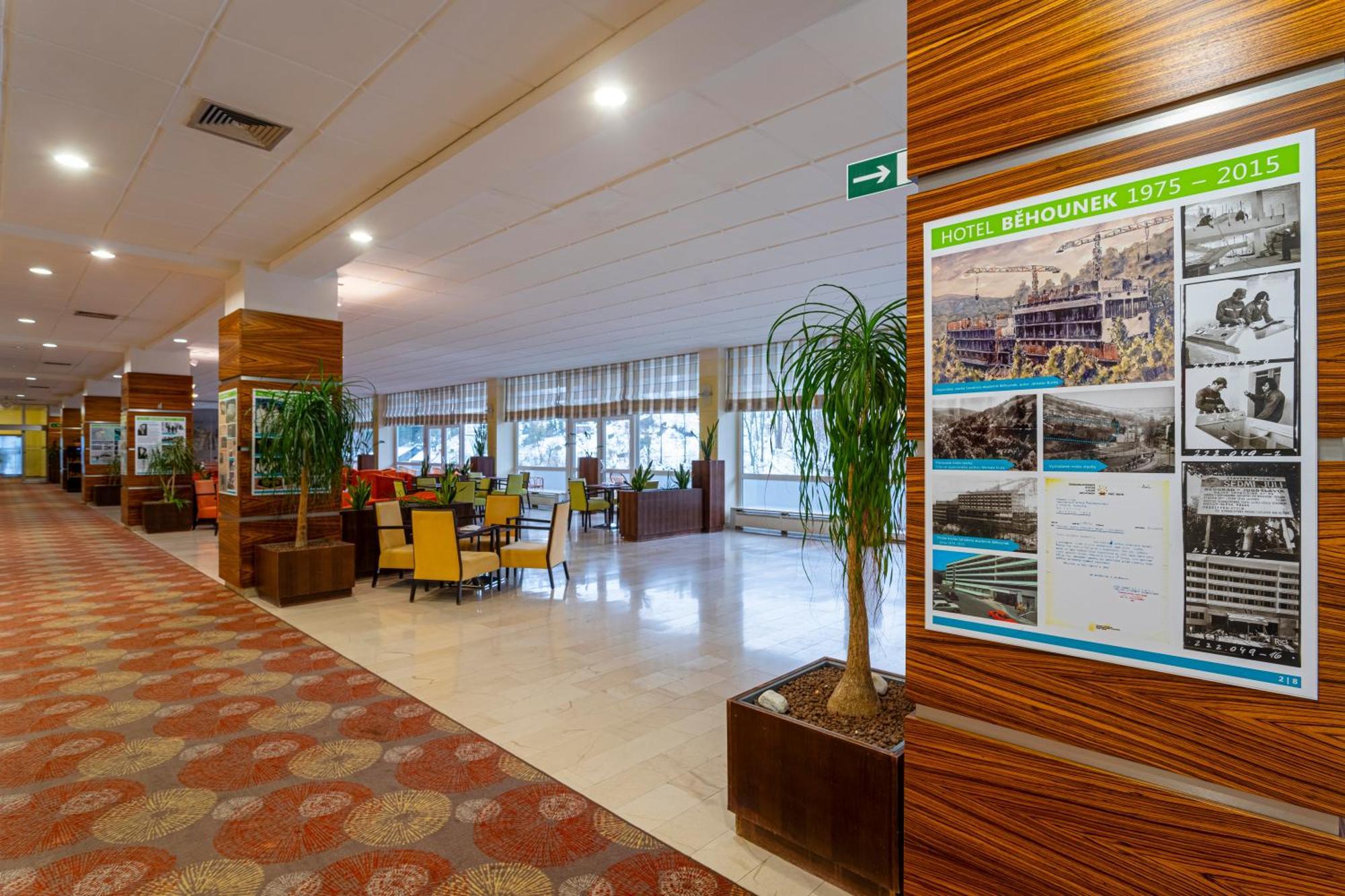 Hotel Behounek Яхимов Екстериор снимка