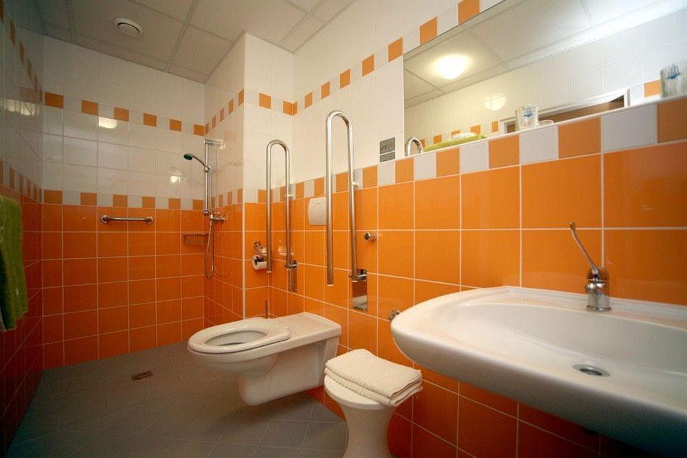 Hotel Behounek Яхимов Екстериор снимка