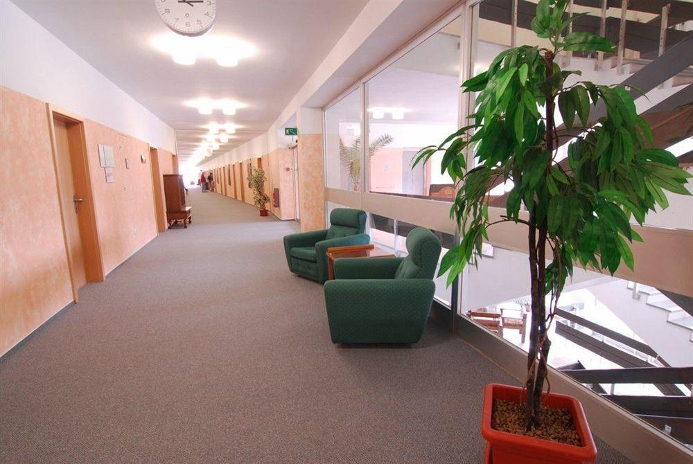 Hotel Behounek Яхимов Екстериор снимка
