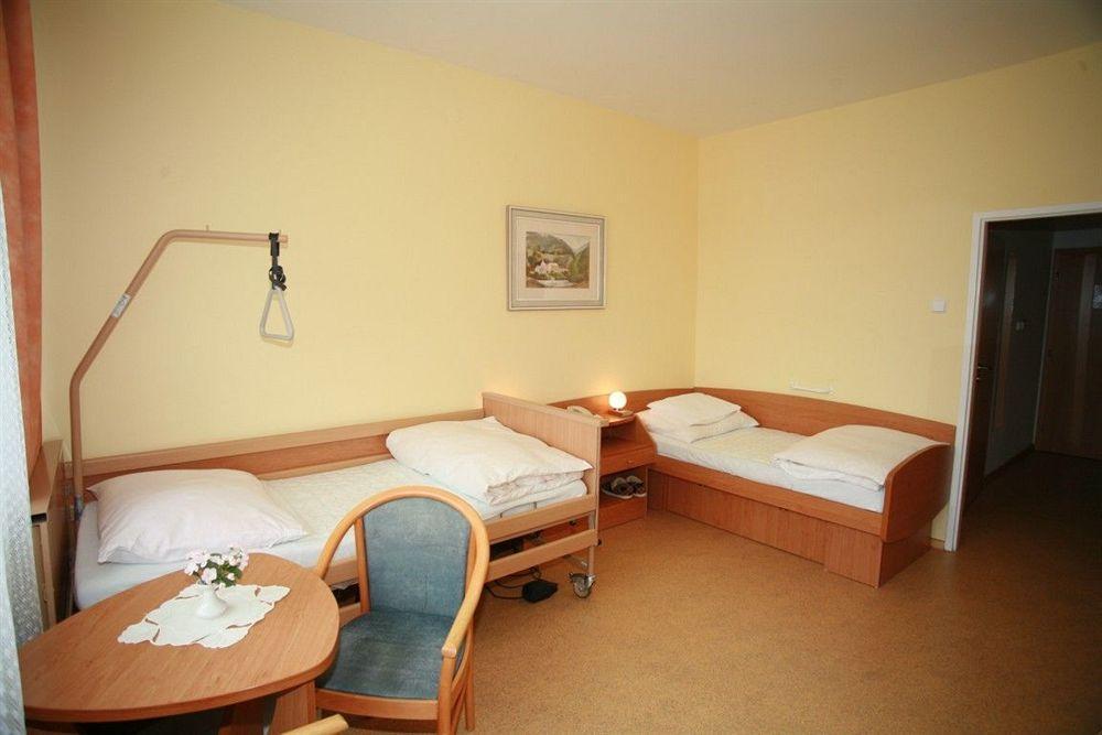 Hotel Behounek Яхимов Екстериор снимка