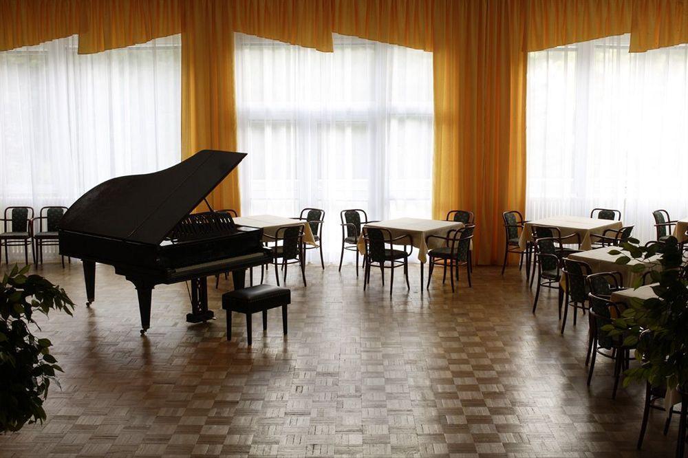 Hotel Behounek Яхимов Екстериор снимка